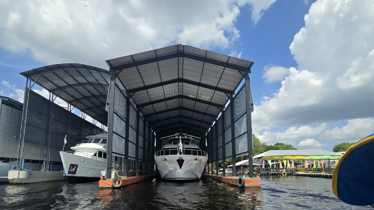 Embarcações em estaleiro na Amazônia, contexto de atuação da Nordmar Engenharia Naval